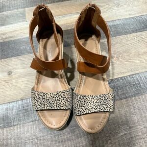 Treasure & Bond Tan and Cream Sandals